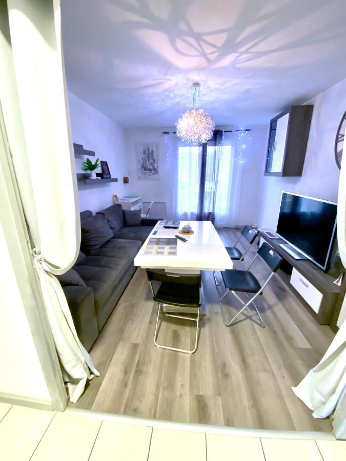 Le Cafe Charmant, Appartement Dans Immeuble Avec Parking Barriere, Balcon LʼArbresle Kültér fotó